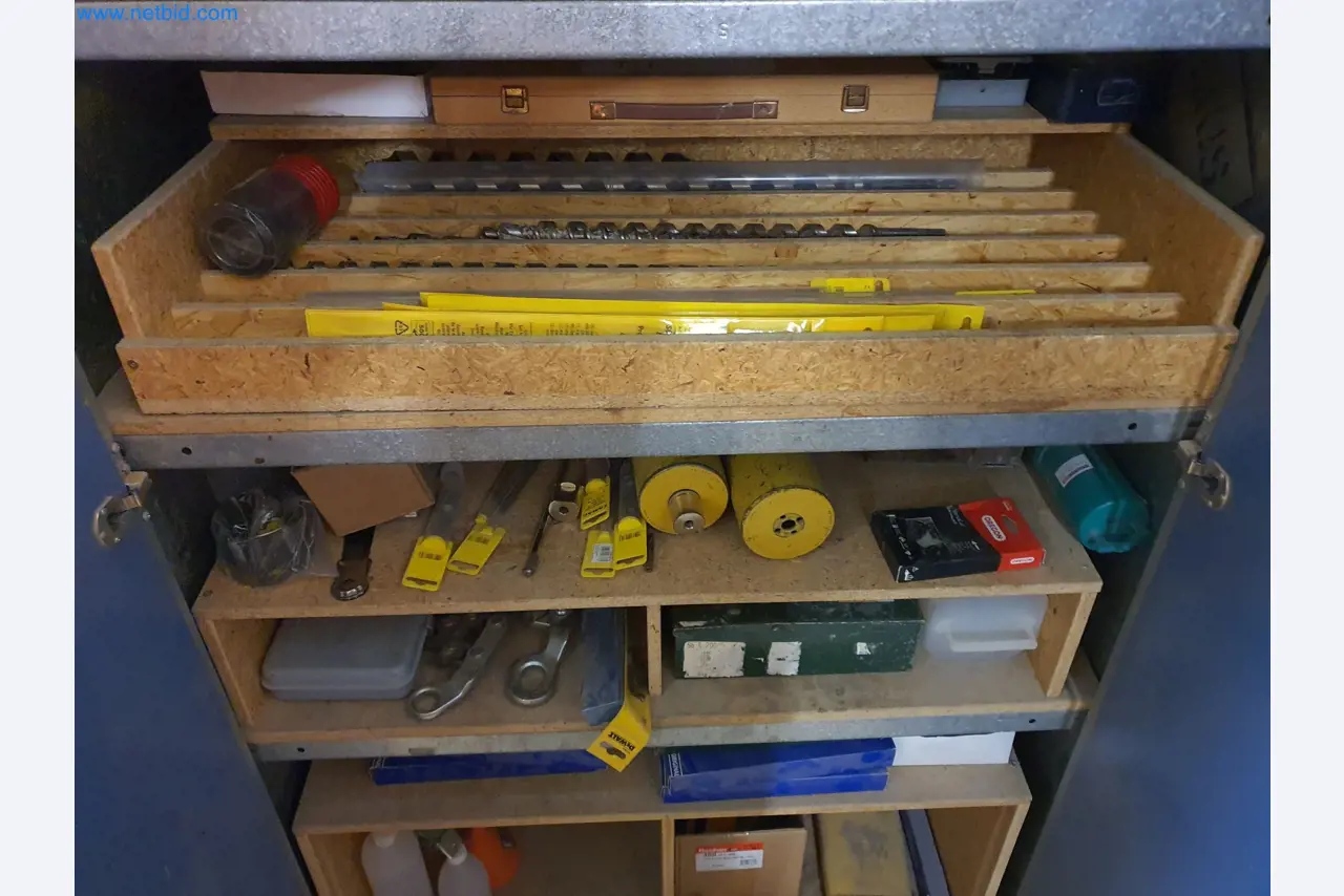 Holzbearbeitende- und metallbearbeitende Maschinen und Warenlager eines Fertighausherstellers -3