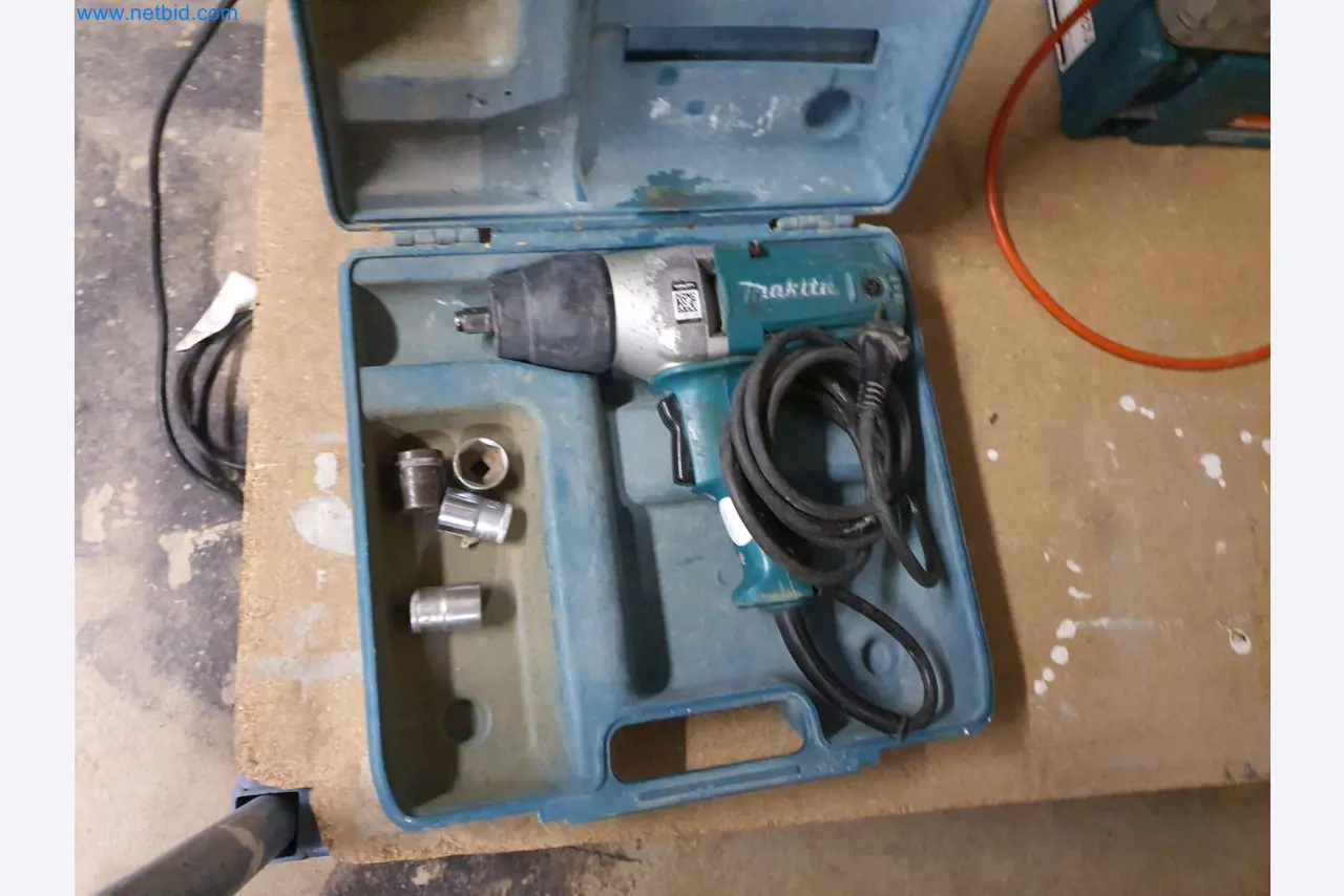 Holzbearbeitende- und metallbearbeitende Maschinen und Warenlager eines Fertighausherstellers -8