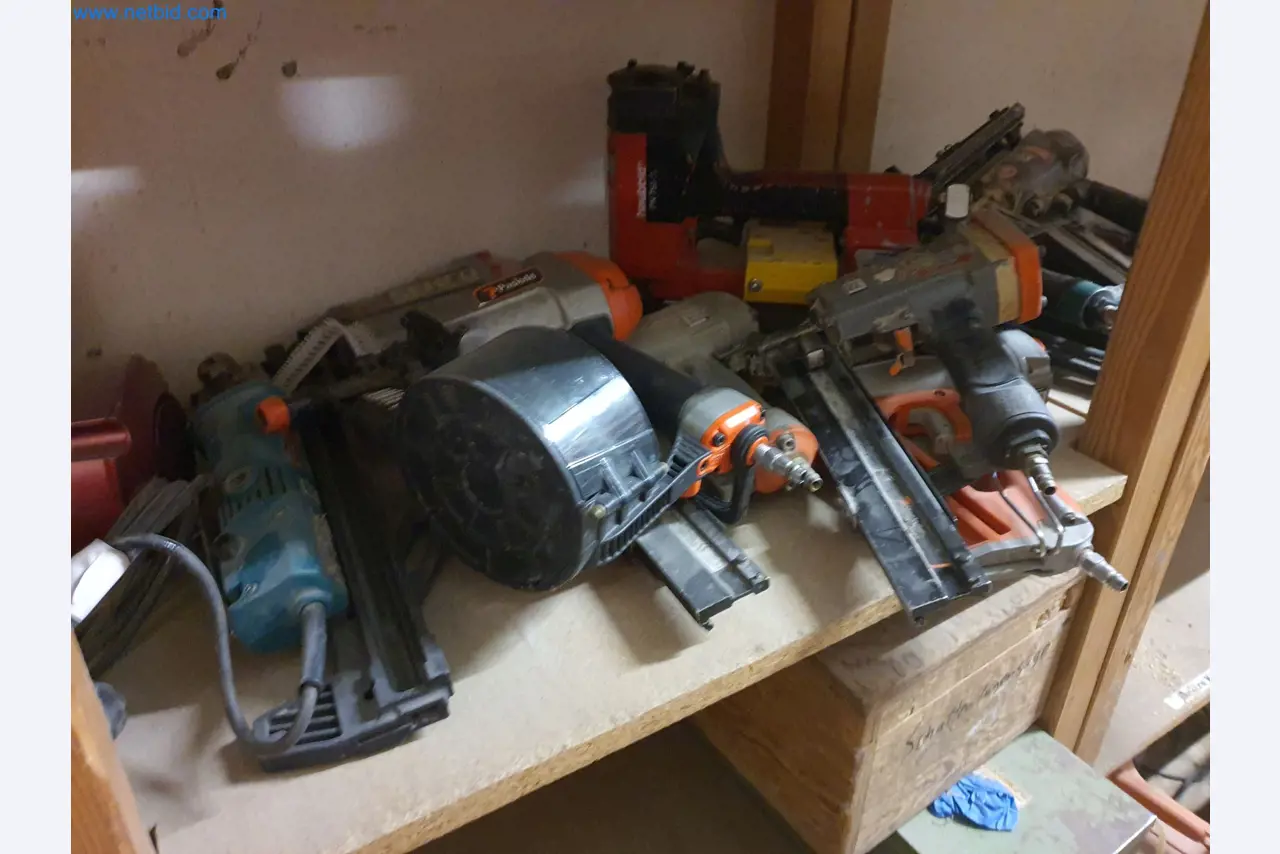 Holzbearbeitende- und metallbearbeitende Maschinen und Warenlager eines Fertighausherstellers -1