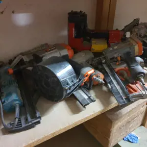 12 Druckluftnagler/-tacker