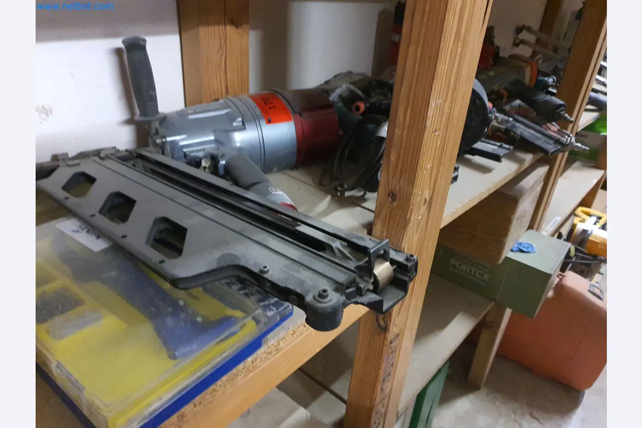 Holzbearbeitende- und metallbearbeitende Maschinen und Warenlager eines Fertighausherstellers -2