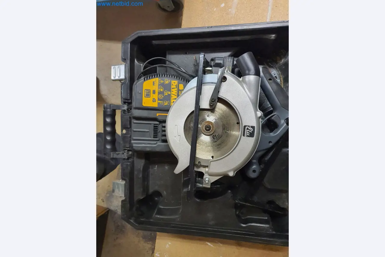 Holzbearbeitende- und metallbearbeitende Maschinen und Warenlager eines Fertighausherstellers -1