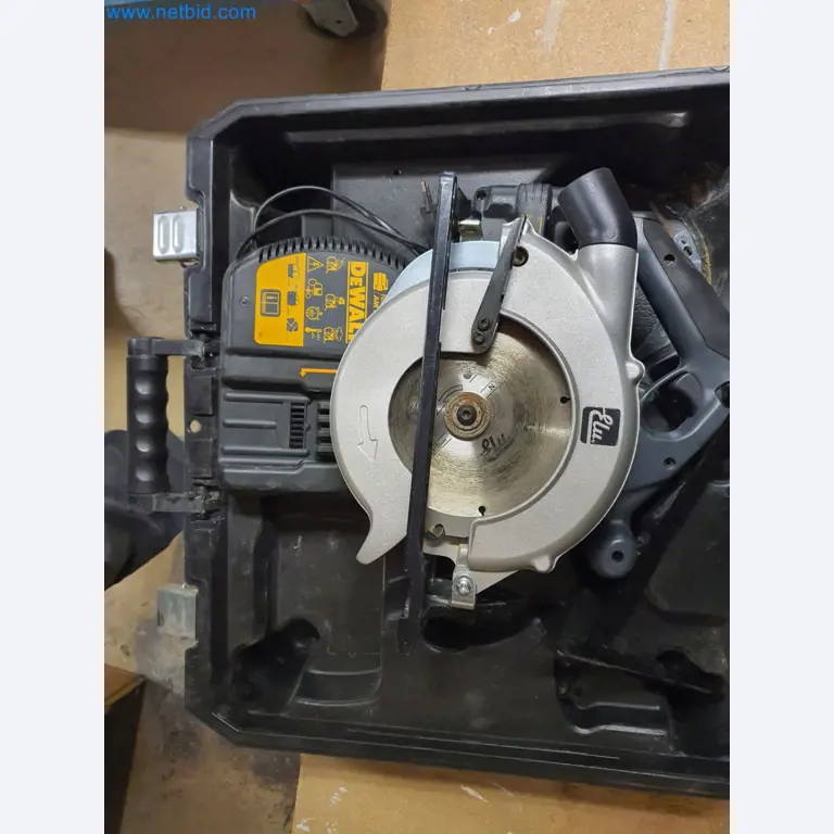 Holzbearbeitende- und metallbearbeitende Maschinen und Warenlager eines Fertighausherstellers -1