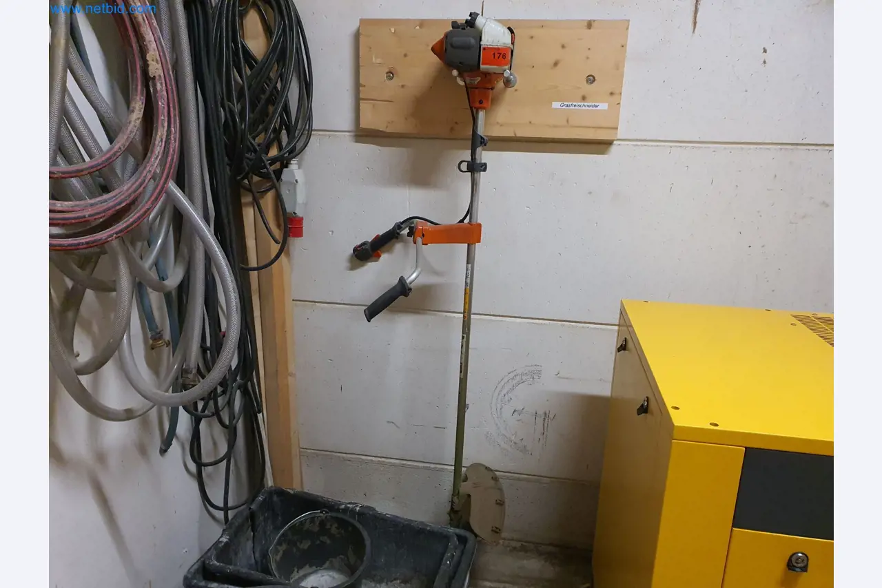 Dřevoobráběcí a kovoobráběcí stroje a sklad výrobce montovaných domů-1