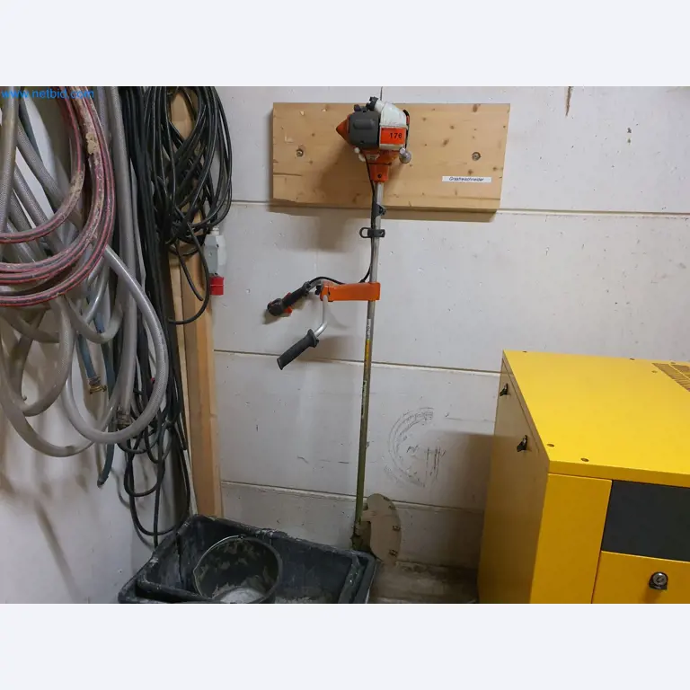 Dřevoobráběcí a kovoobráběcí stroje a sklad výrobce montovaných domů-1