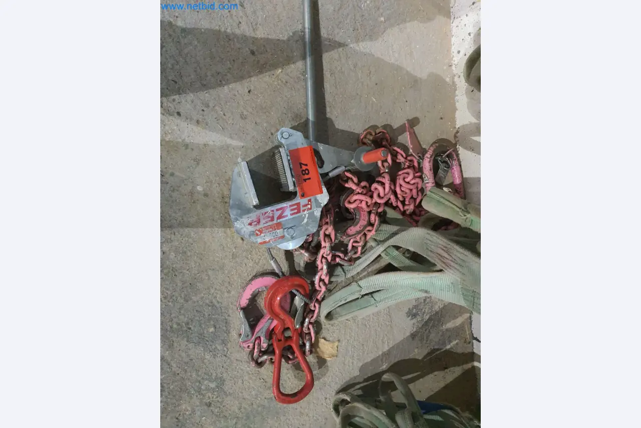 Holzbearbeitende- und metallbearbeitende Maschinen und Warenlager eines Fertighausherstellers -1