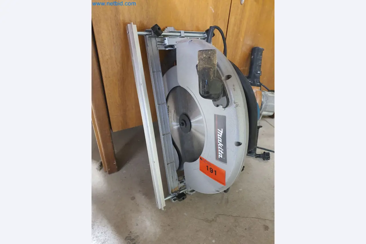 Holzbearbeitende- und metallbearbeitende Maschinen und Warenlager eines Fertighausherstellers -2