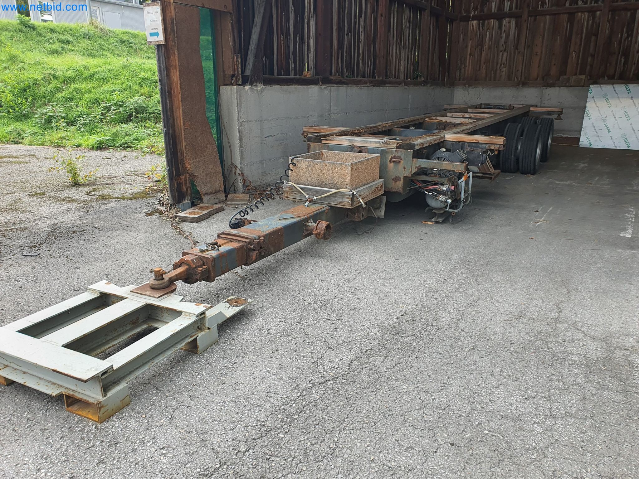 Machines pour le travail du bois et du métal et entrepôt d'un fabricant de maisons préfabriquées-1