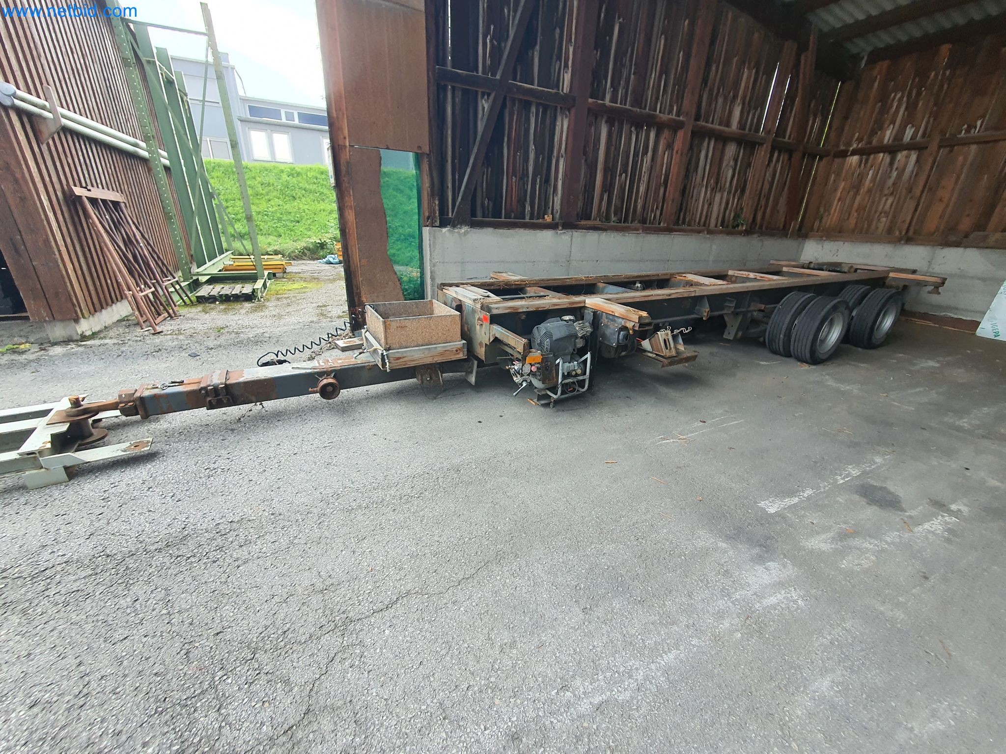 Machines pour le travail du bois et du métal et entrepôt d'un fabricant de maisons préfabriquées-2