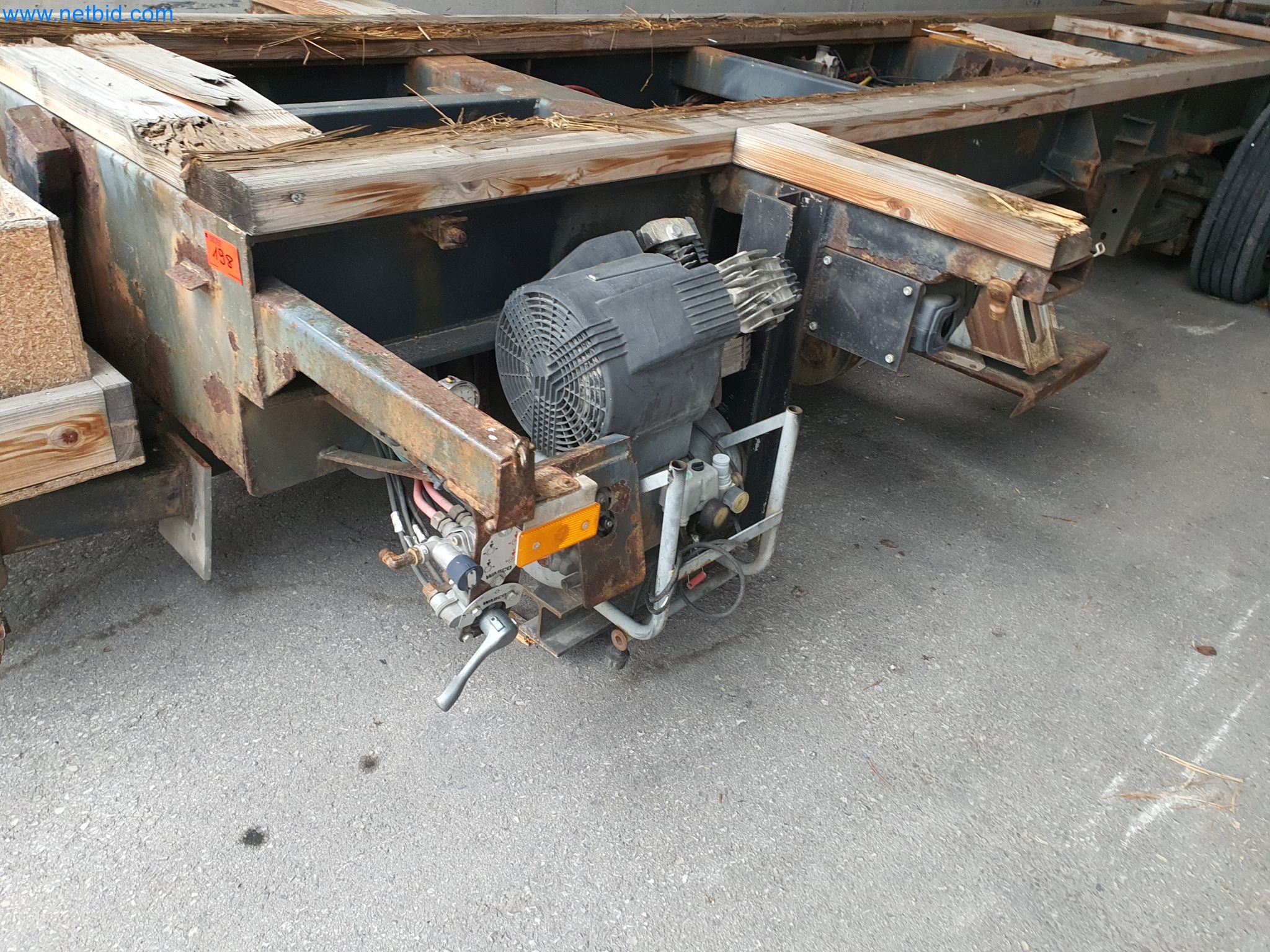 Machines pour le travail du bois et du métal et entrepôt d'un fabricant de maisons préfabriquées-3