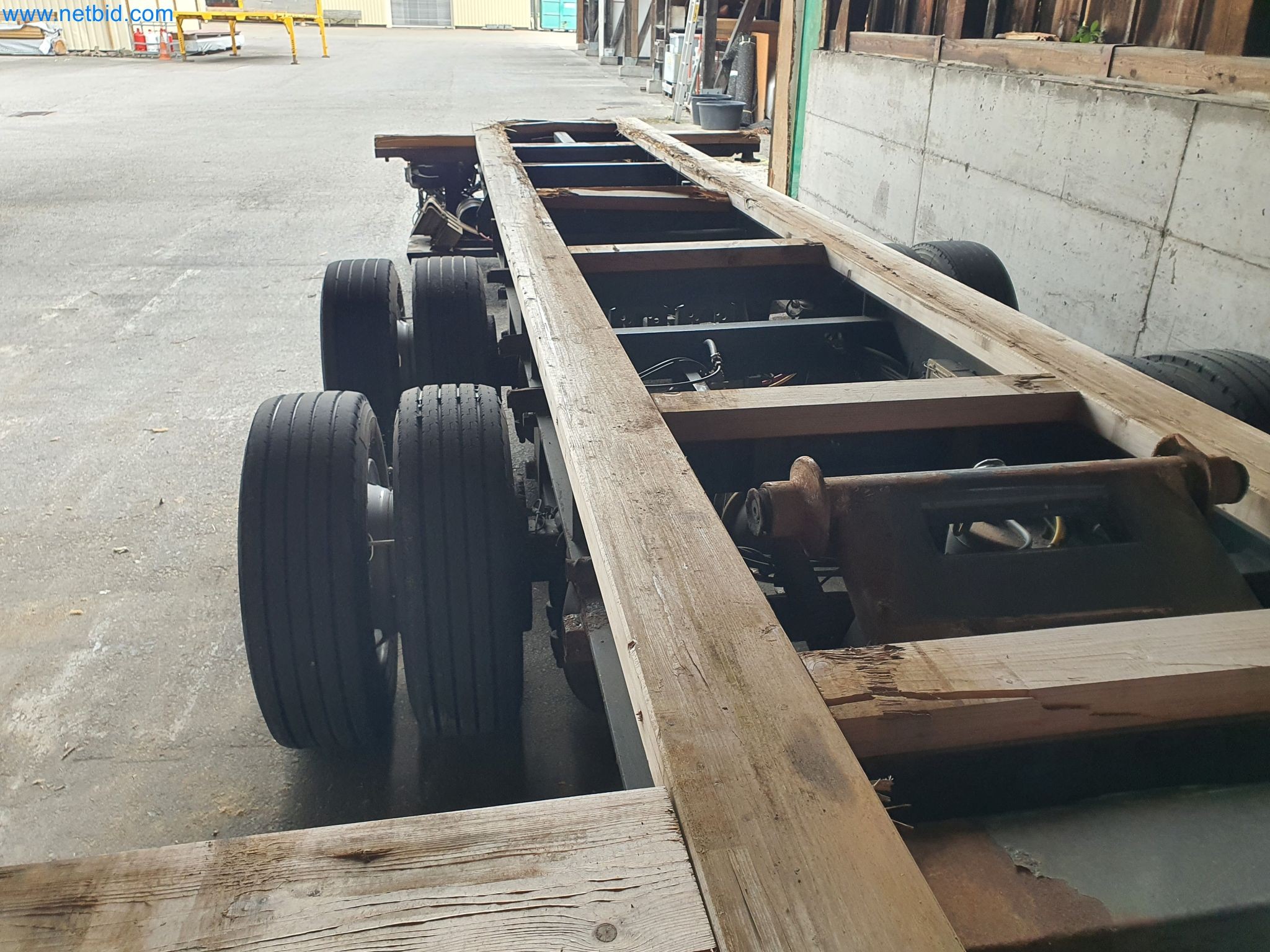 Machines pour le travail du bois et du métal et entrepôt d'un fabricant de maisons préfabriquées-5