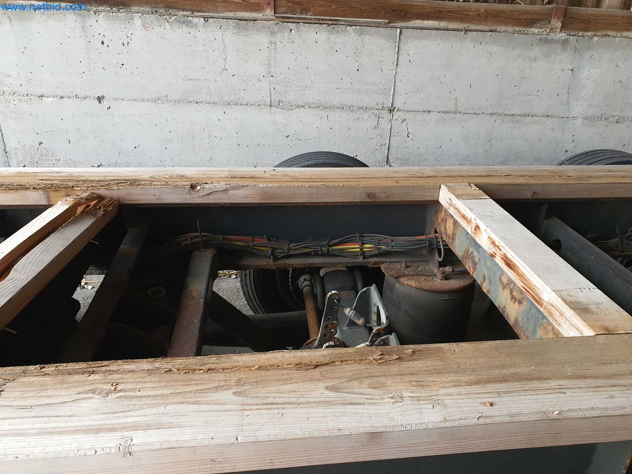 Machines pour le travail du bois et du métal et entrepôt d'un fabricant de maisons préfabriquées-6