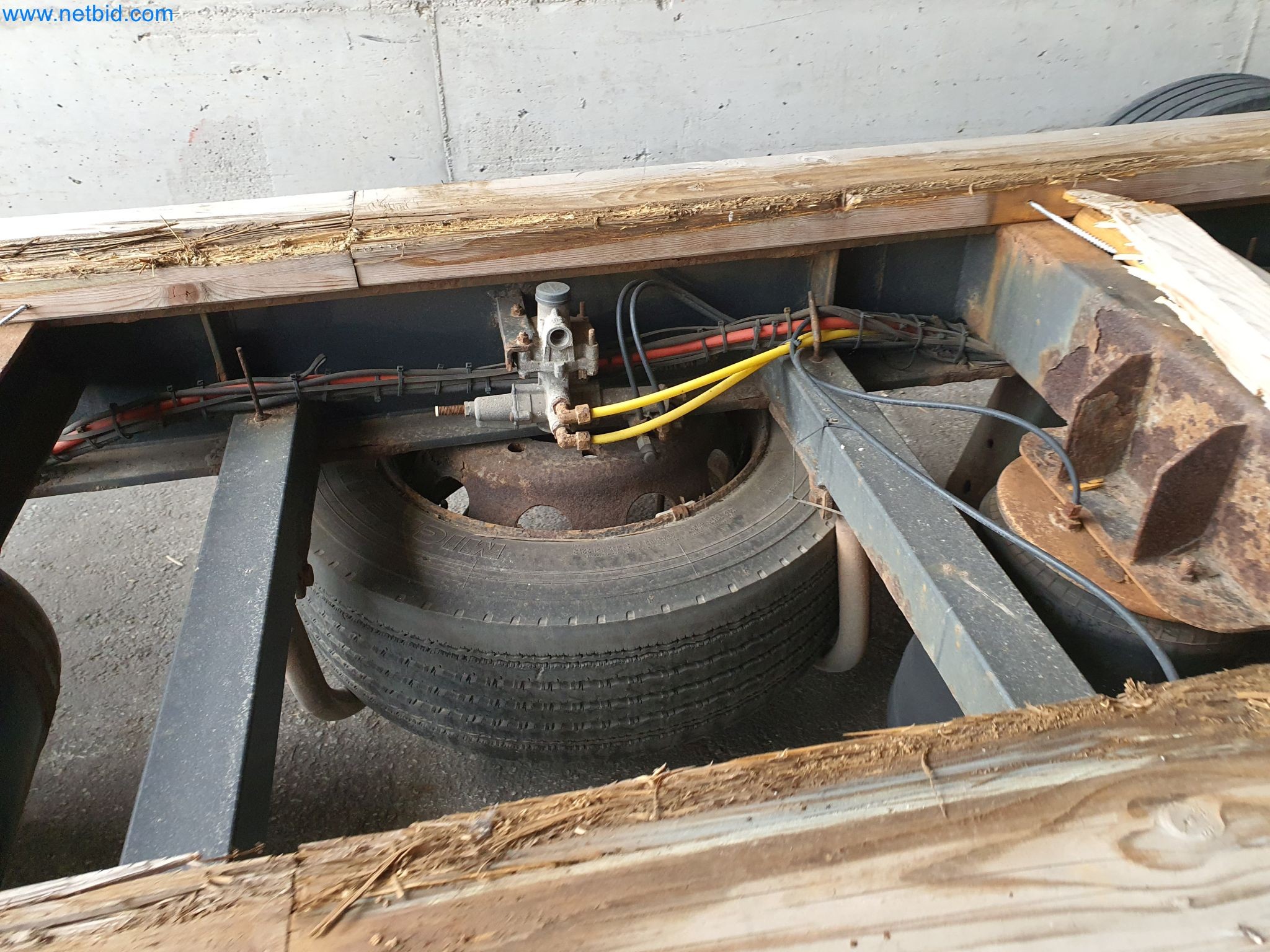 Machines pour le travail du bois et du métal et entrepôt d'un fabricant de maisons préfabriquées-7