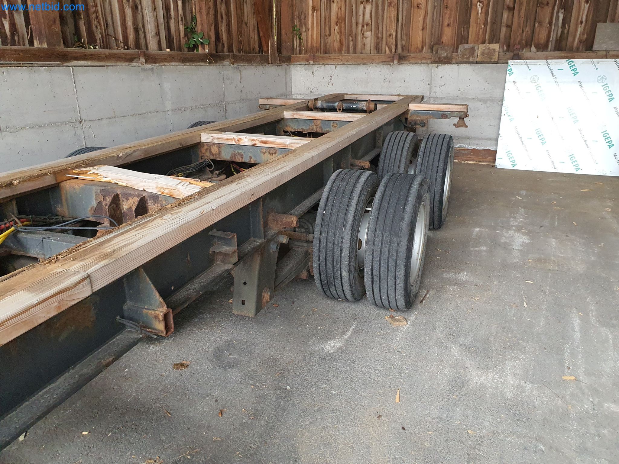 Machines pour le travail du bois et du métal et entrepôt d'un fabricant de maisons préfabriquées-8
