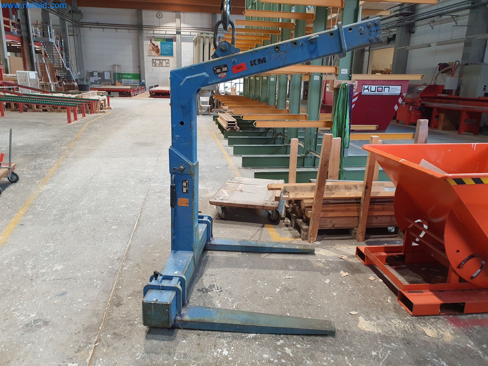 Máquinas para trabalhar madeira e metais e armazém de um fabricante de casas pré-fabricadas-1