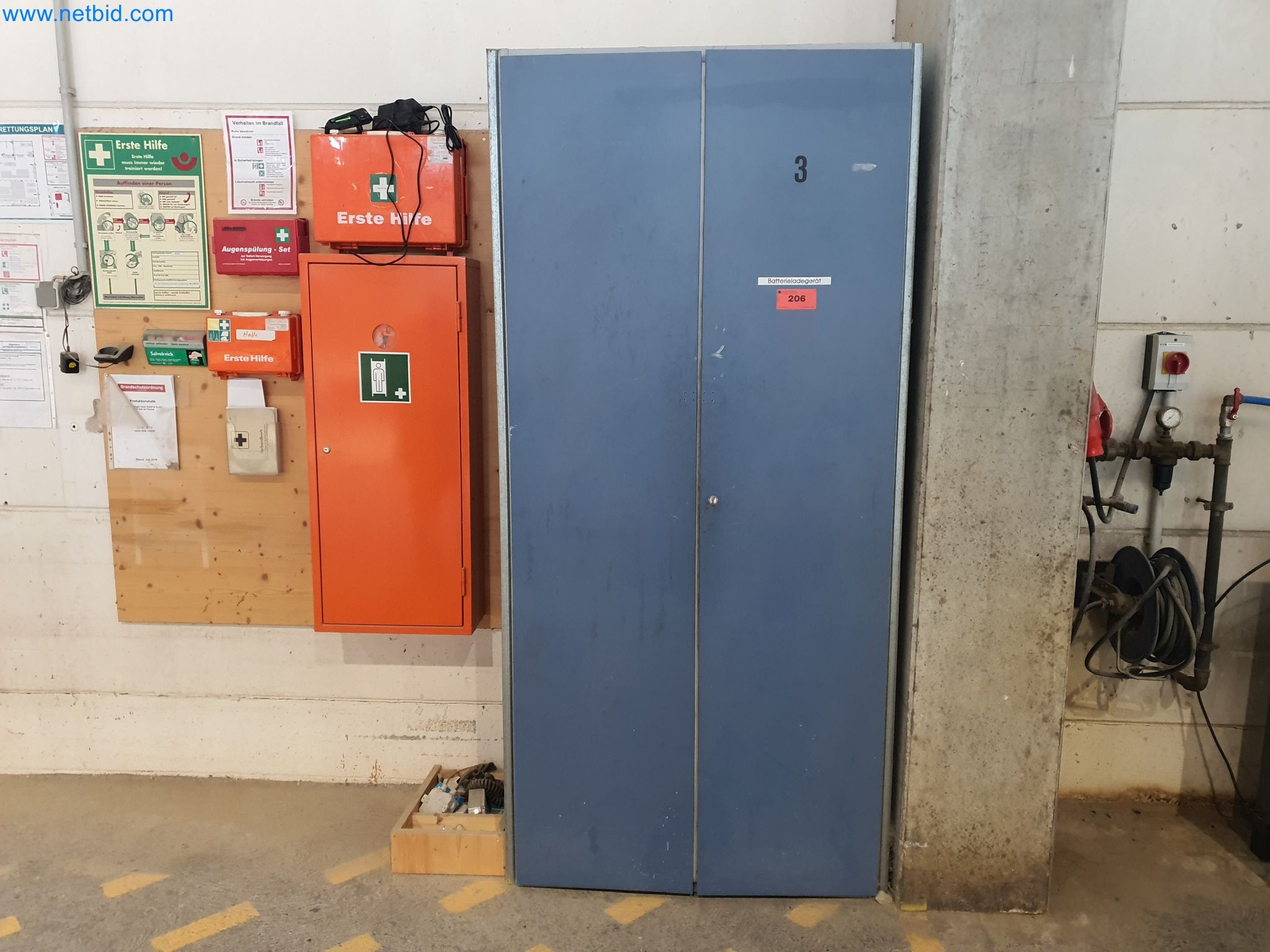 Máquinas para trabajar la madera y el metal y almacén de un fabricante de casas prefabricadas-1