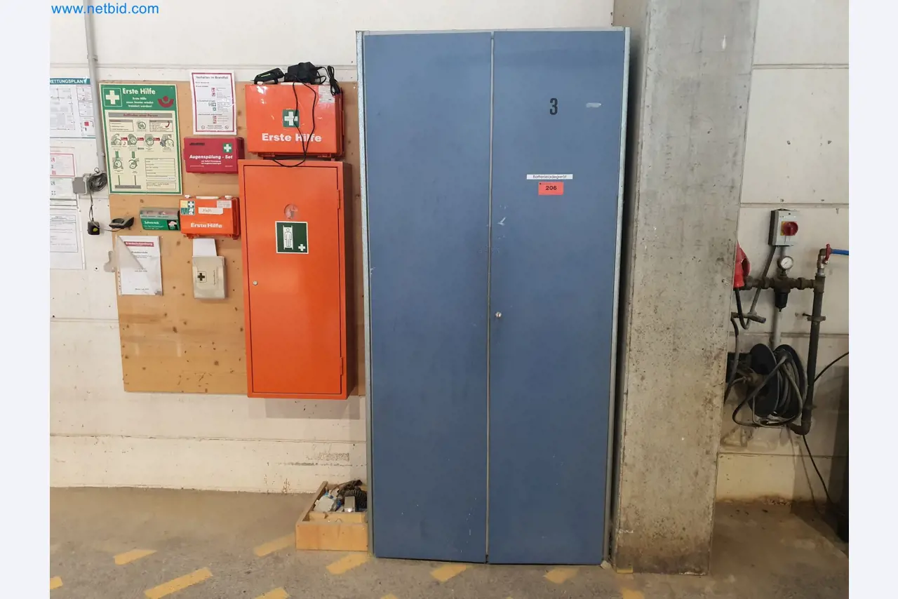 Machines pour le travail du bois et du métal et entrepôt d'un fabricant de maisons préfabriquées-1