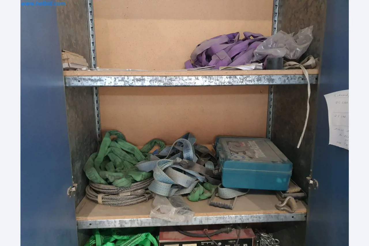 Machines pour le travail du bois et du métal et entrepôt d'un fabricant de maisons préfabriquées-2