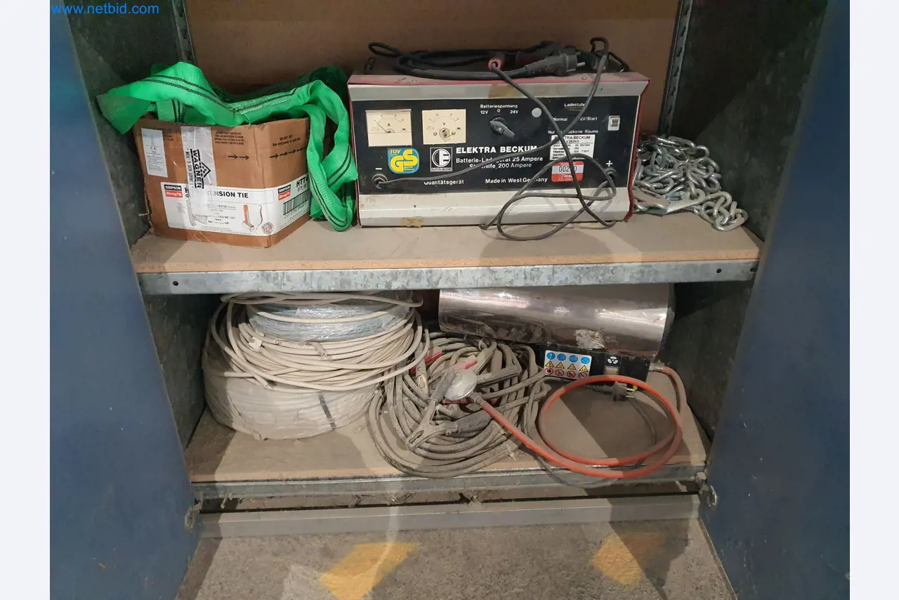 Machines pour le travail du bois et du métal et entrepôt d'un fabricant de maisons préfabriquées-3