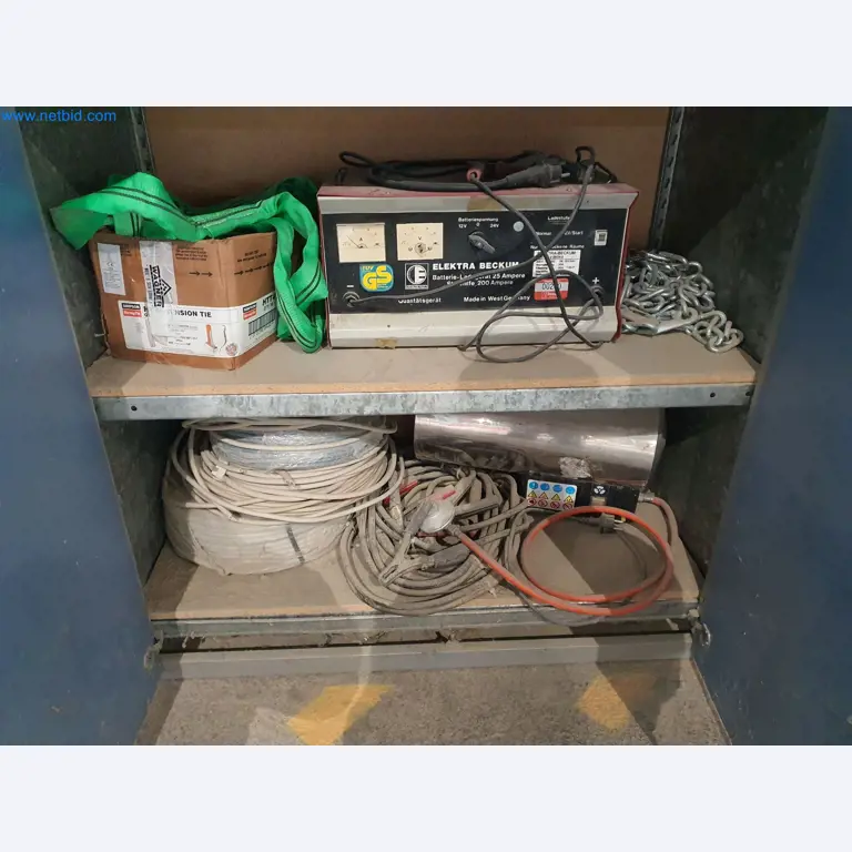 Machines pour le travail du bois et du métal et entrepôt d'un fabricant de maisons préfabriquées-3