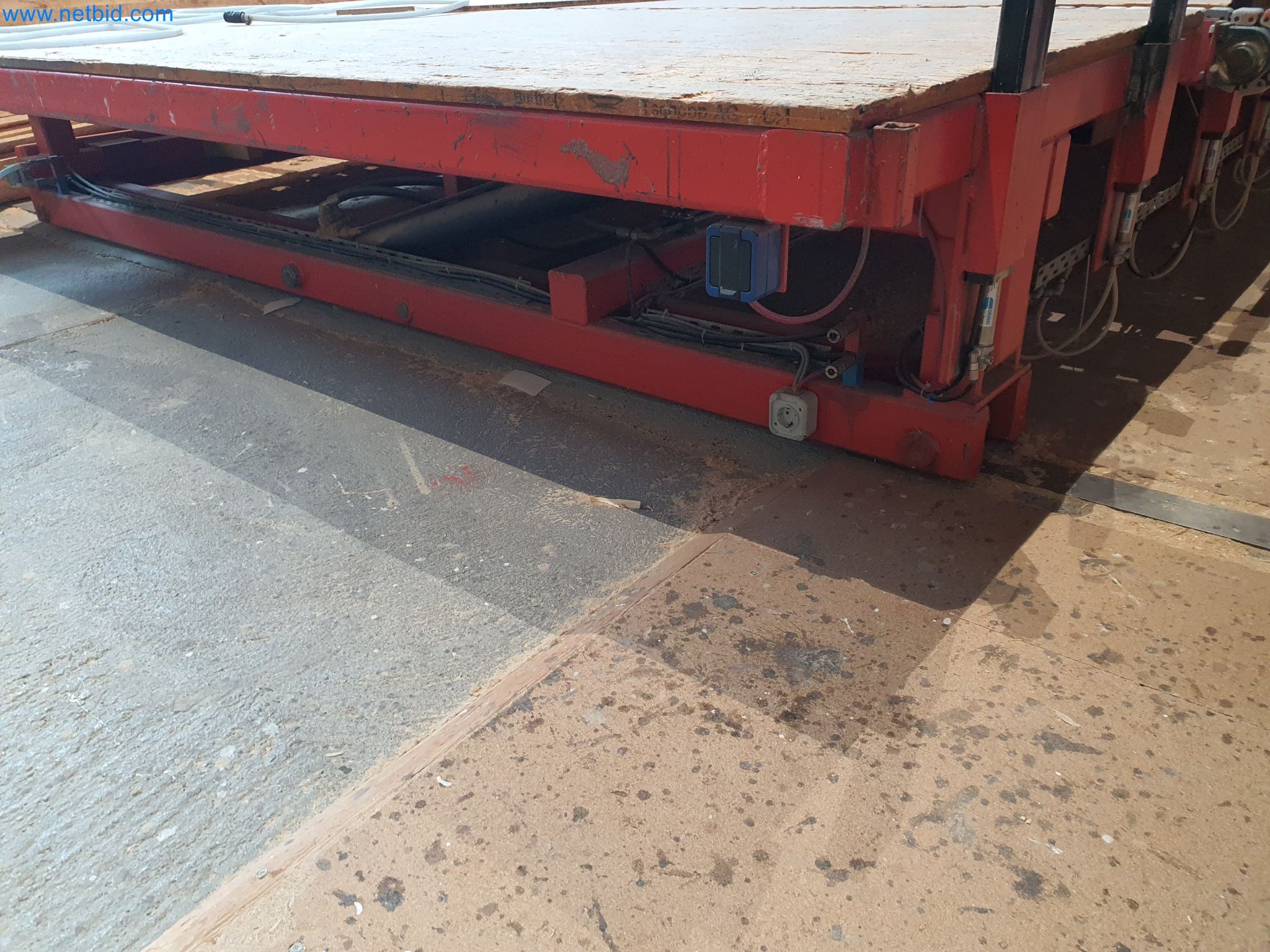 Maszyny do obróbki drewna i metalu oraz magazyn producenta domów prefabrykowanych-11