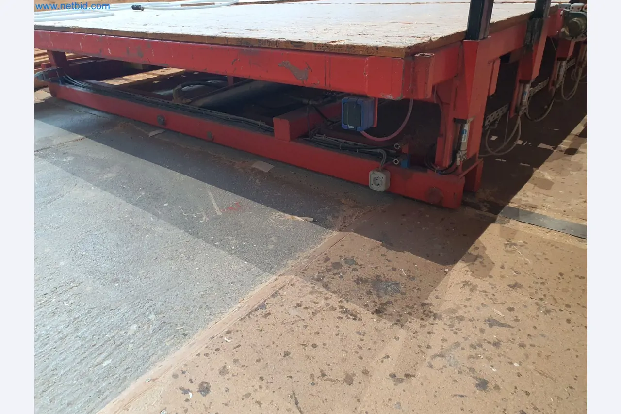 Holzbearbeitende- und metallbearbeitende Maschinen und Warenlager eines Fertighausherstellers -11