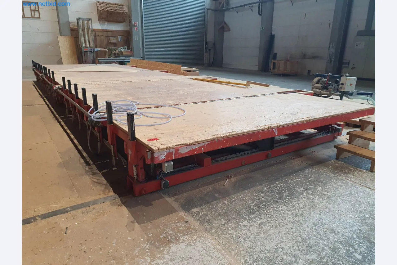 Holzbearbeitende- und metallbearbeitende Maschinen und Warenlager eines Fertighausherstellers -2