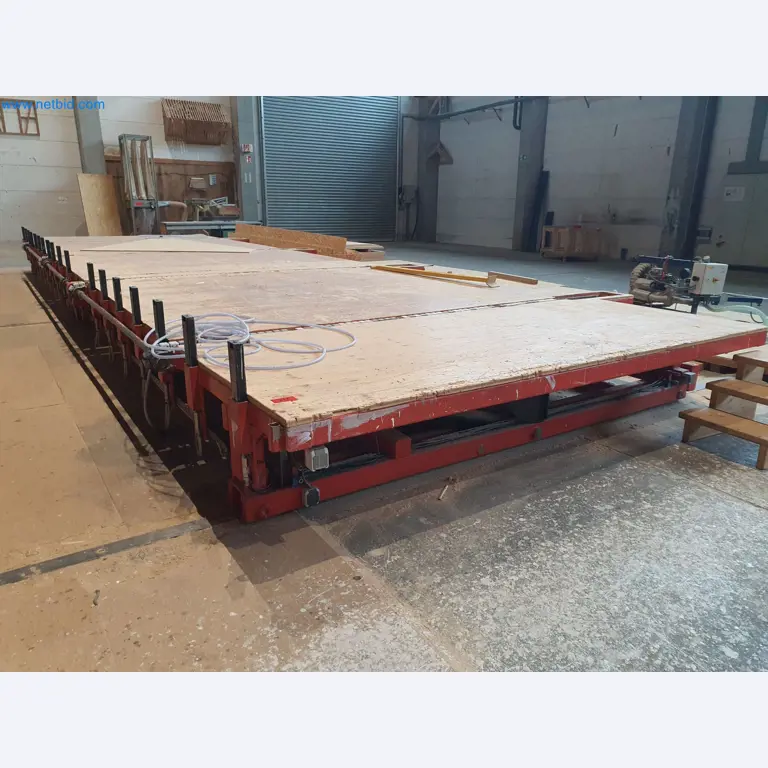 Holzbearbeitende- und metallbearbeitende Maschinen und Warenlager eines Fertighausherstellers -2