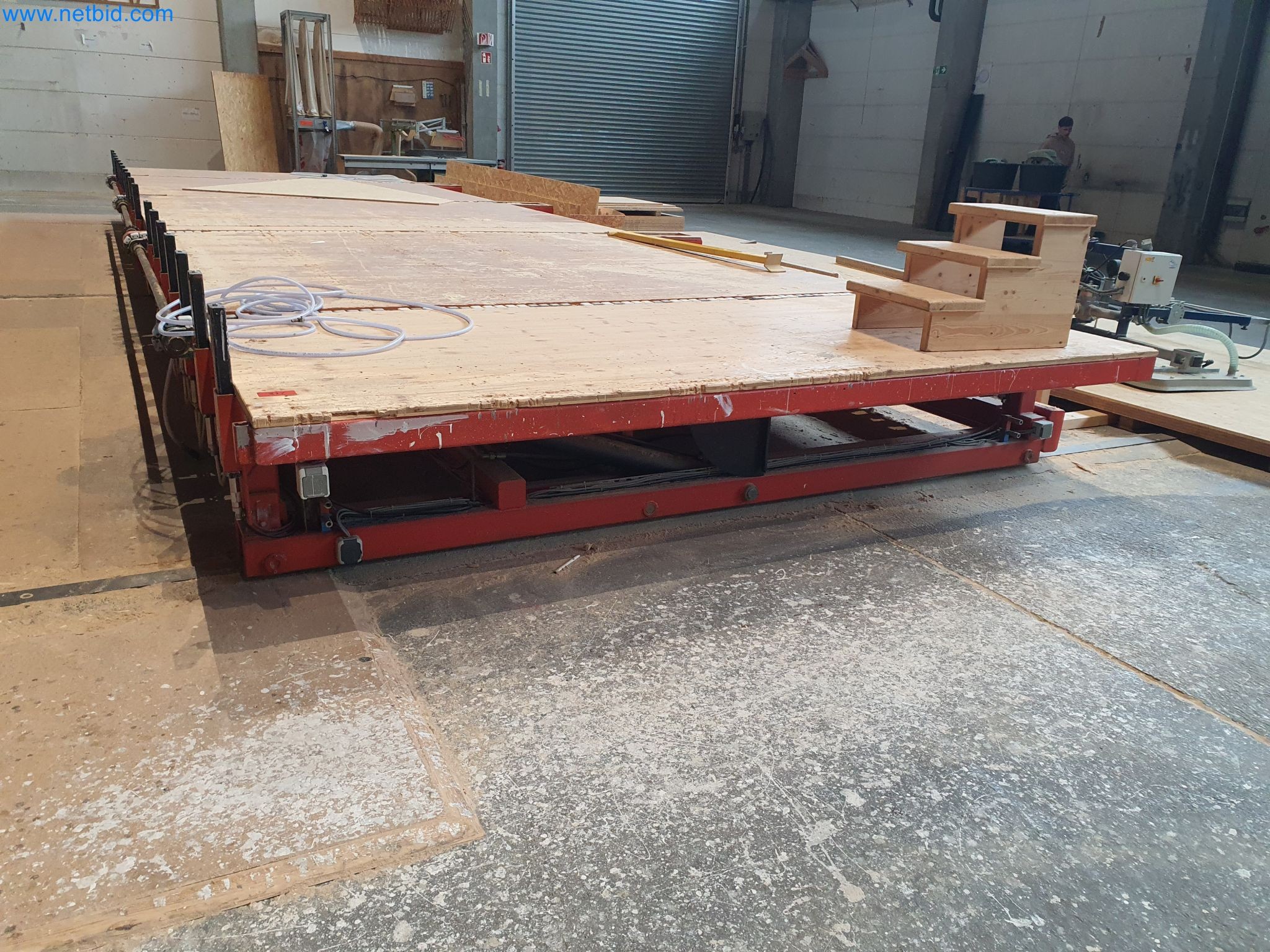 Maszyny do obróbki drewna i metalu oraz magazyn producenta domów prefabrykowanych-3