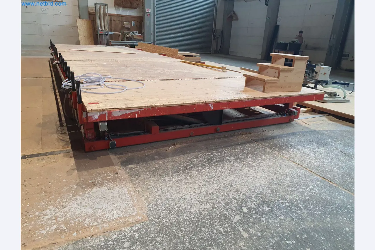 Holzbearbeitende- und metallbearbeitende Maschinen und Warenlager eines Fertighausherstellers -3