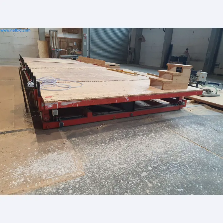 Holzbearbeitende- und metallbearbeitende Maschinen und Warenlager eines Fertighausherstellers -3