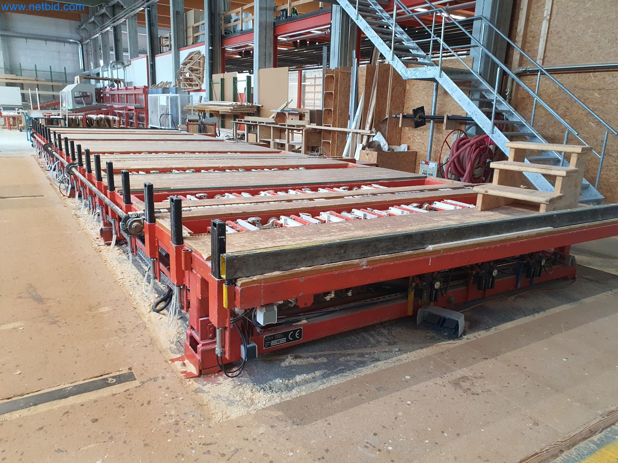 Maszyny do obróbki drewna i metalu oraz magazyn producenta domów prefabrykowanych-8