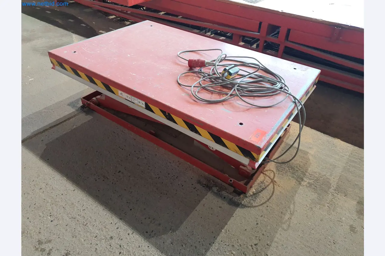 Holzbearbeitende- und metallbearbeitende Maschinen und Warenlager eines Fertighausherstellers -1