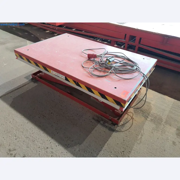 Holzbearbeitende- und metallbearbeitende Maschinen und Warenlager eines Fertighausherstellers -1