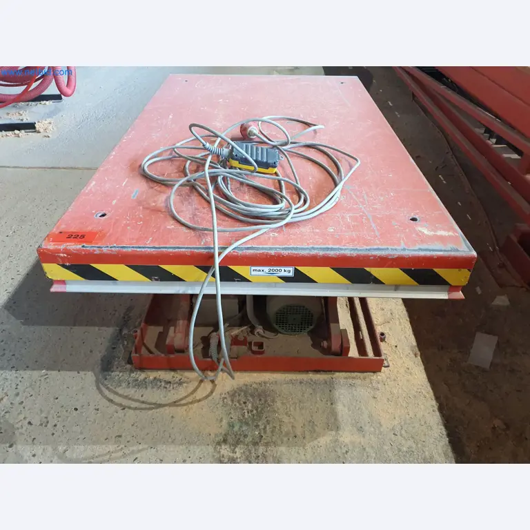 Holzbearbeitende- und metallbearbeitende Maschinen und Warenlager eines Fertighausherstellers -2