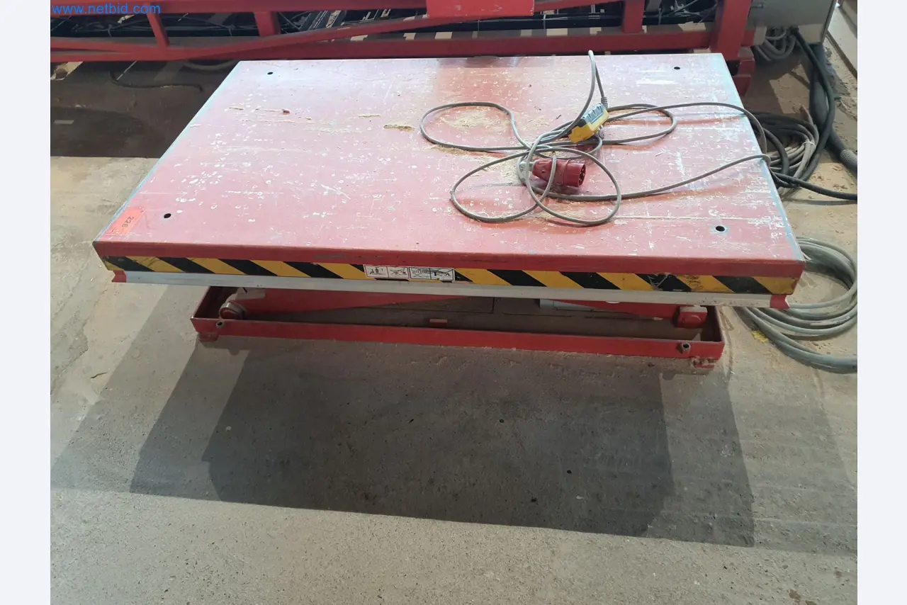 Holzbearbeitende- und metallbearbeitende Maschinen und Warenlager eines Fertighausherstellers -2