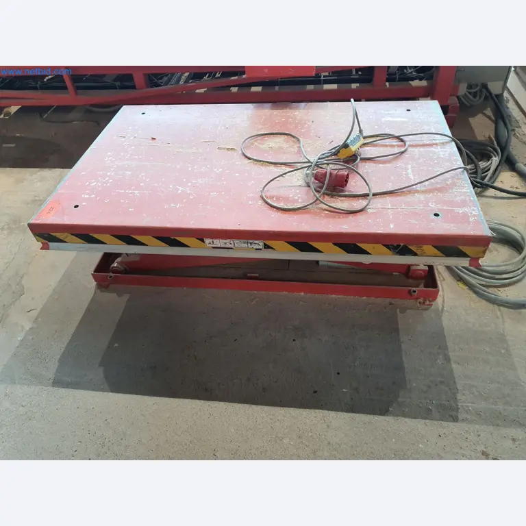 Holzbearbeitende- und metallbearbeitende Maschinen und Warenlager eines Fertighausherstellers -2