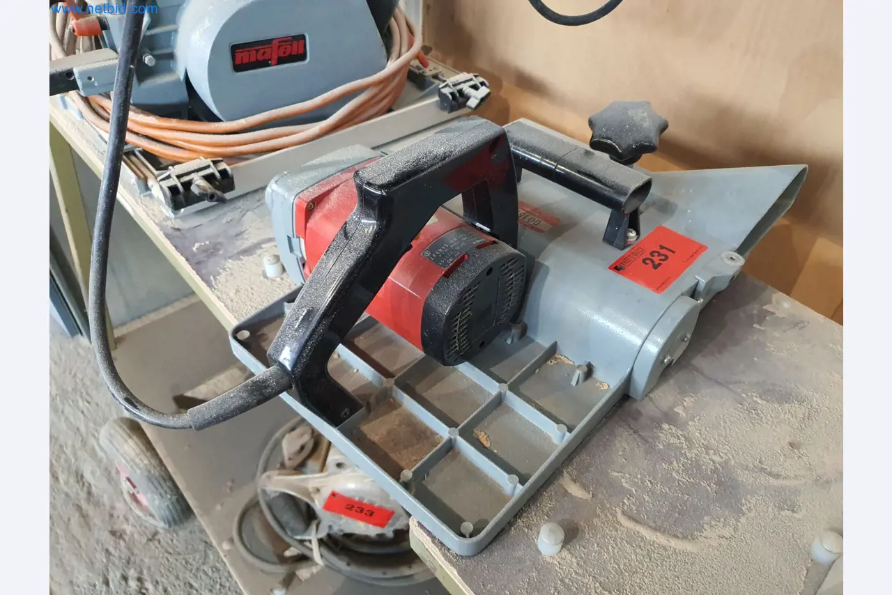 Holzbearbeitende- und metallbearbeitende Maschinen und Warenlager eines Fertighausherstellers -1