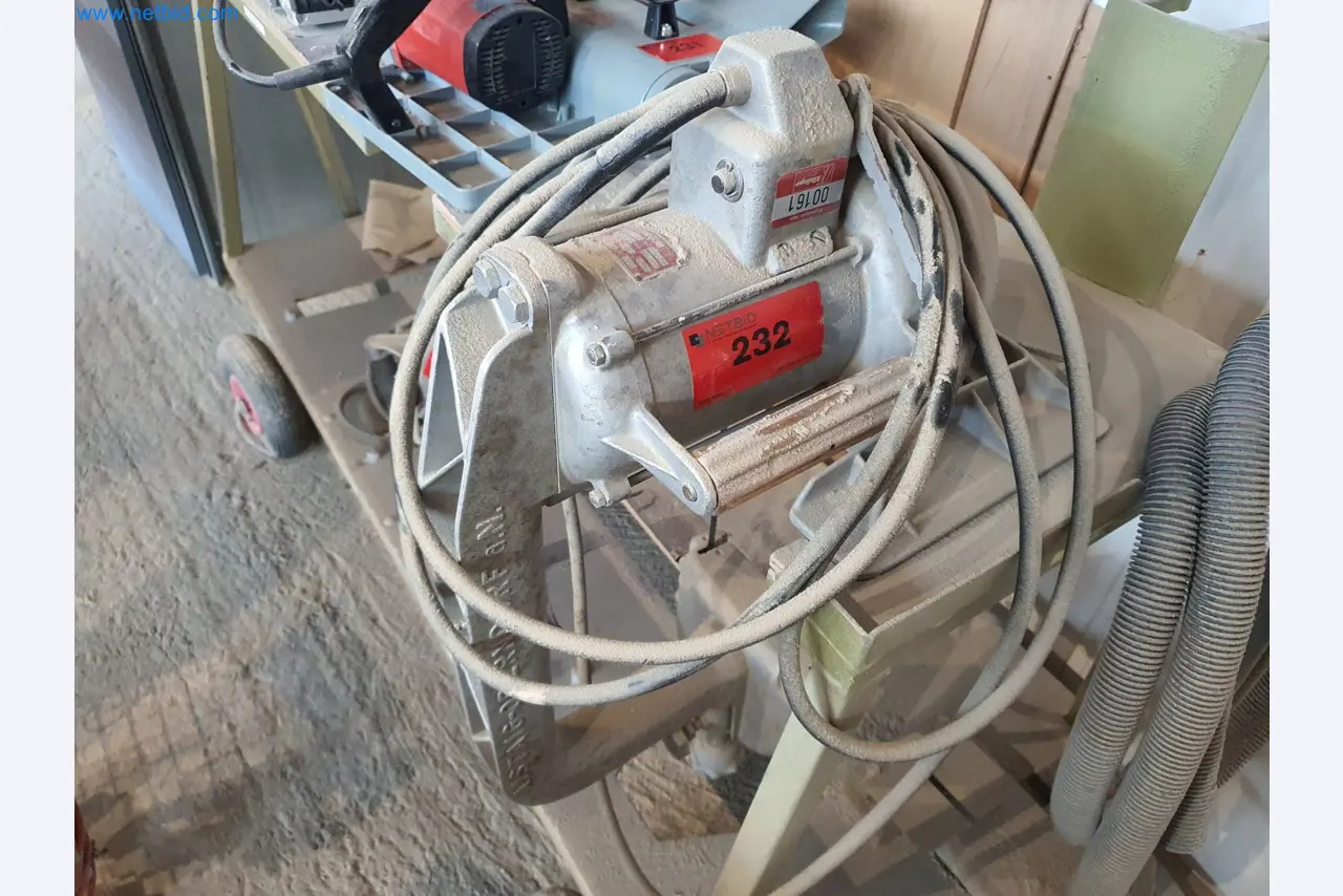 Holzbearbeitende- und metallbearbeitende Maschinen und Warenlager eines Fertighausherstellers -1