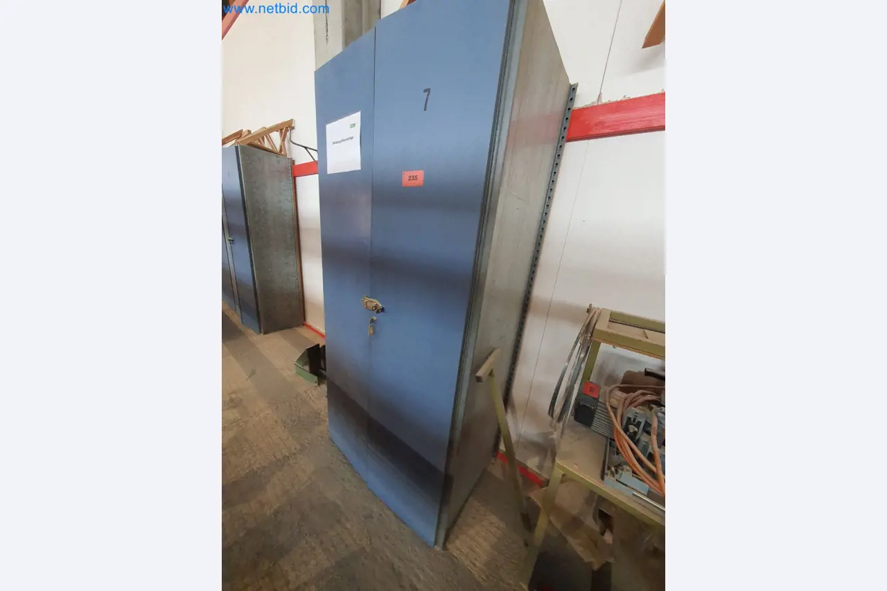 Machines pour le travail du bois et du métal et entrepôt d'un fabricant de maisons préfabriquées-1