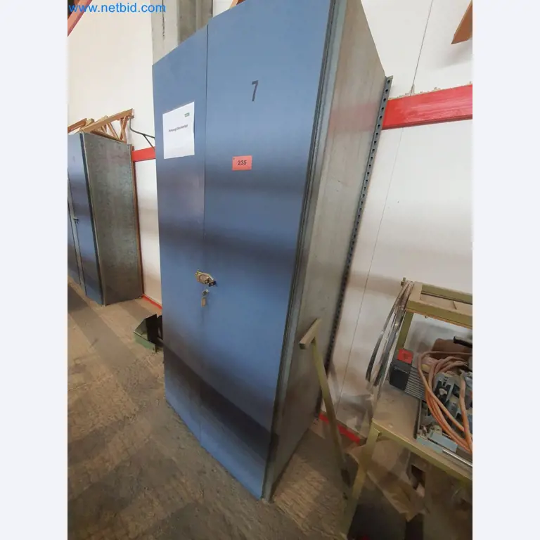 Machines pour le travail du bois et du métal et entrepôt d'un fabricant de maisons préfabriquées-1