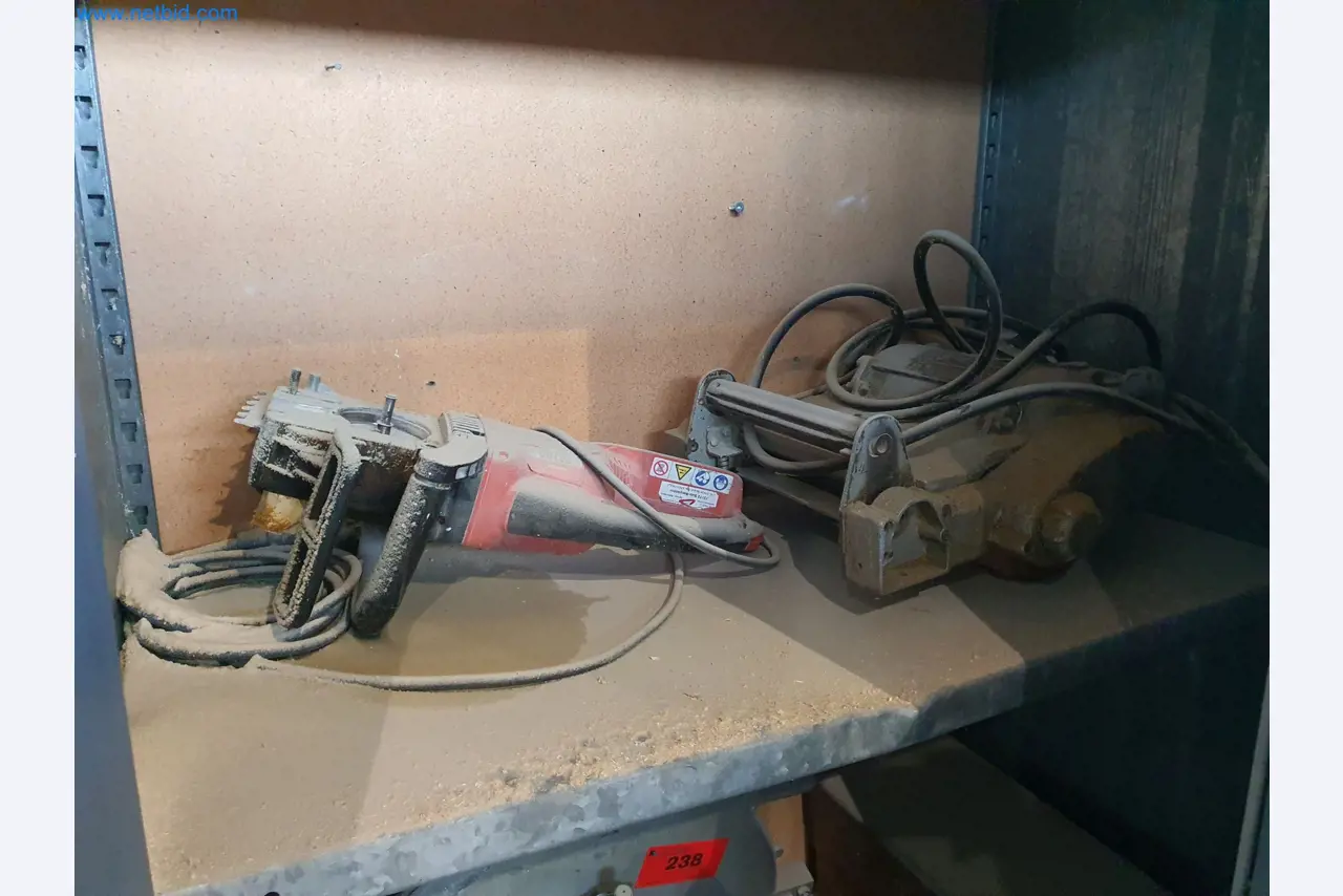 Holzbearbeitende- und metallbearbeitende Maschinen und Warenlager eines Fertighausherstellers -2