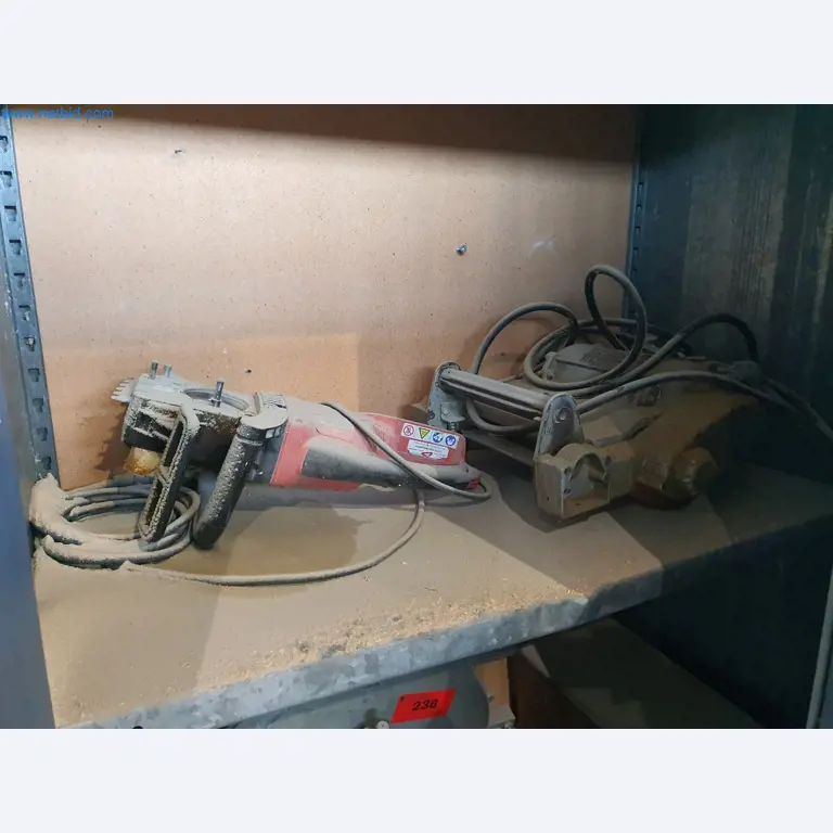 Holzbearbeitende- und metallbearbeitende Maschinen und Warenlager eines Fertighausherstellers -2