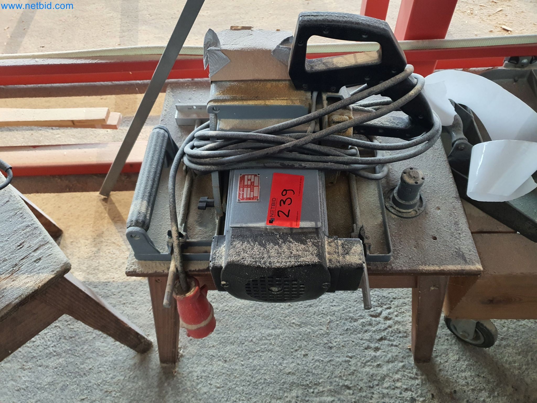 Máquinas para trabajar la madera y el metal y almacén de un fabricante de casas prefabricadas-1