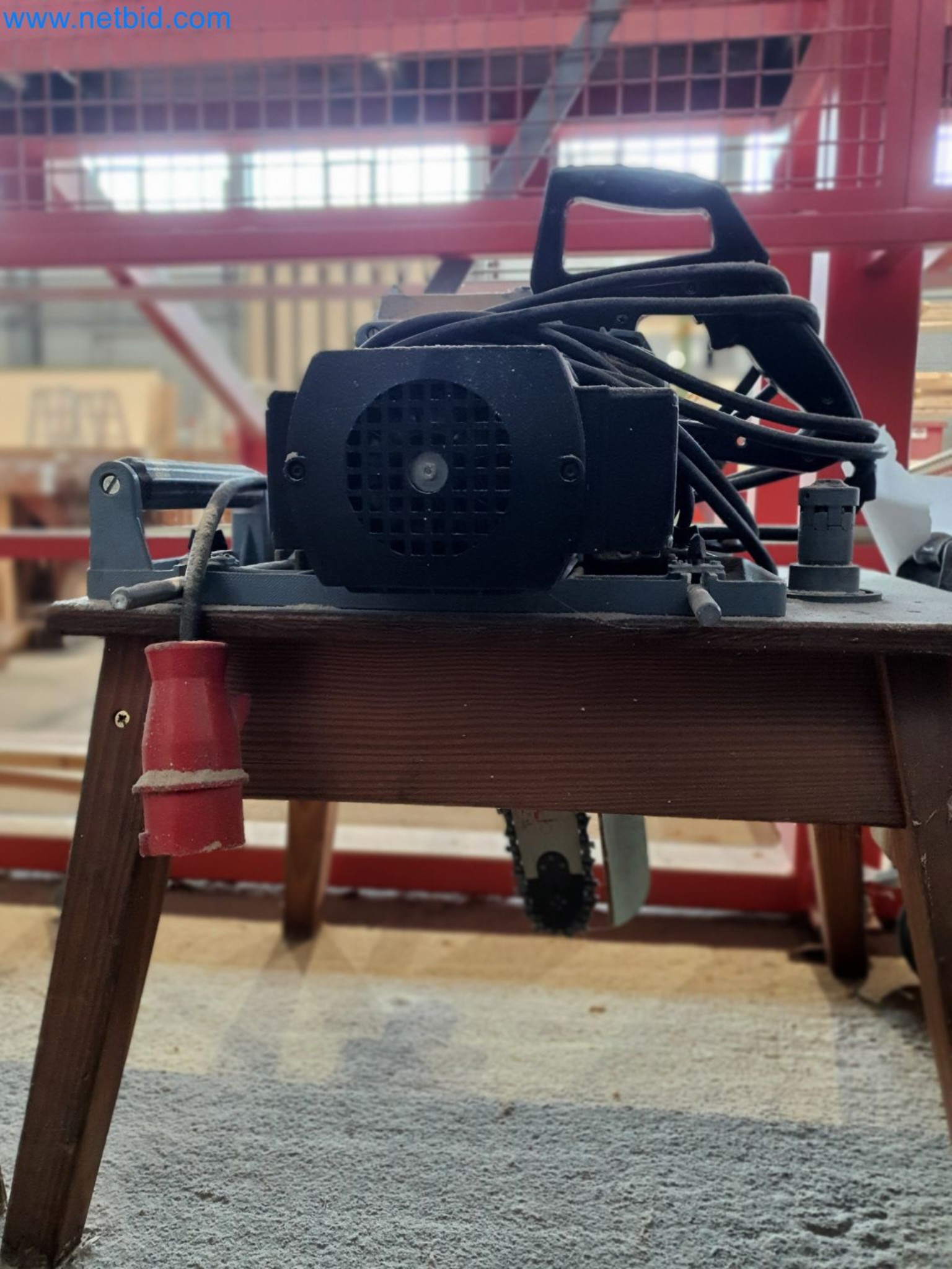 Máquinas para trabajar la madera y el metal y almacén de un fabricante de casas prefabricadas-3