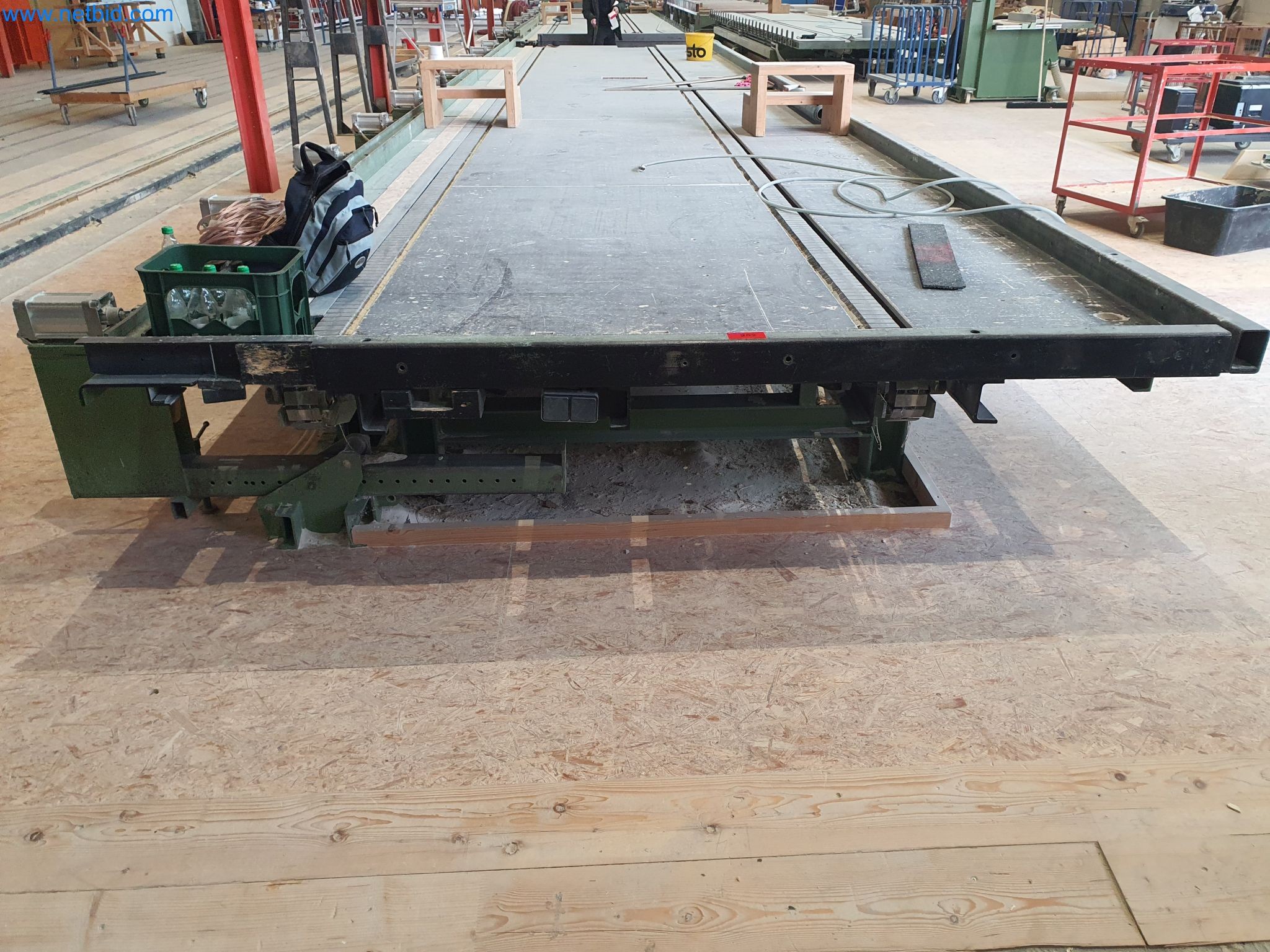 Maszyny do obróbki drewna i metalu oraz magazyn producenta domów prefabrykowanych-1