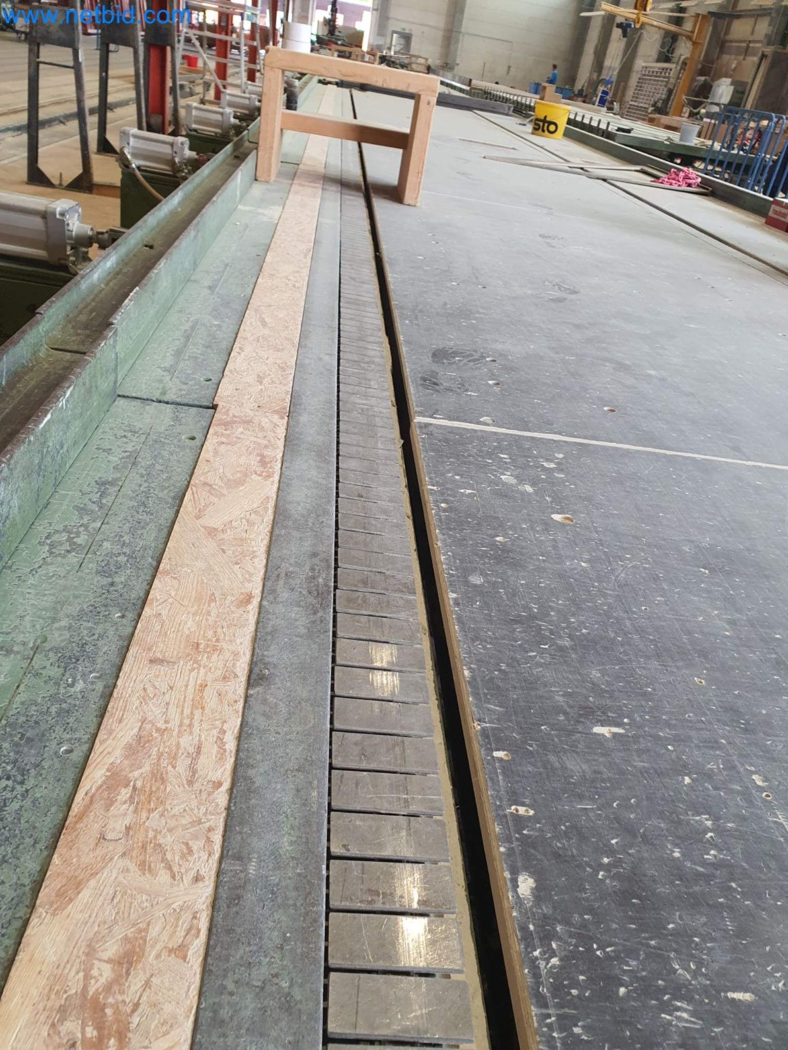 Maszyny do obróbki drewna i metalu oraz magazyn producenta domów prefabrykowanych-3