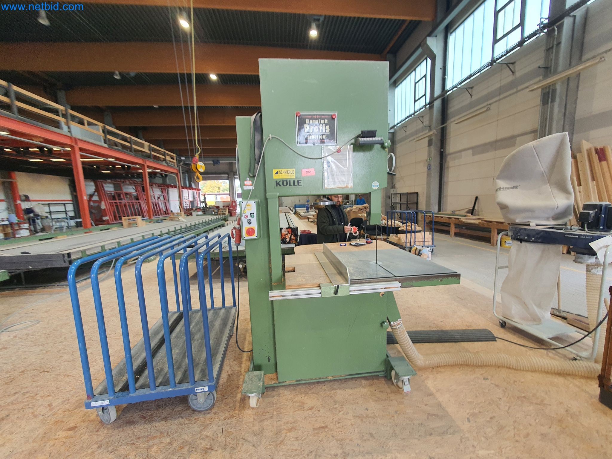 Máquinas para trabajar la madera y el metal y almacén de un fabricante de casas prefabricadas-2