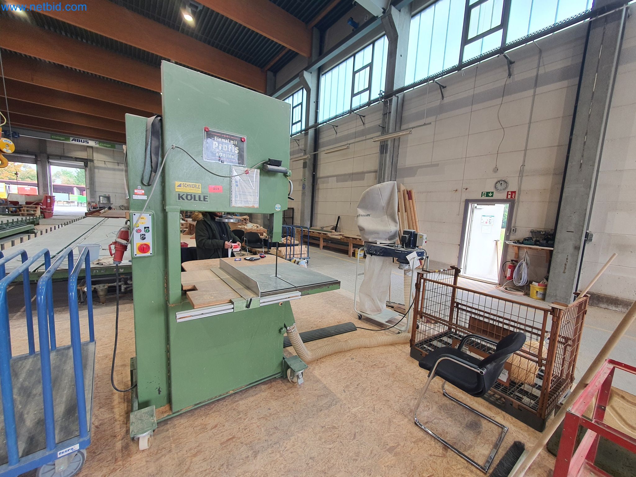 Máquinas para trabajar la madera y el metal y almacén de un fabricante de casas prefabricadas-4