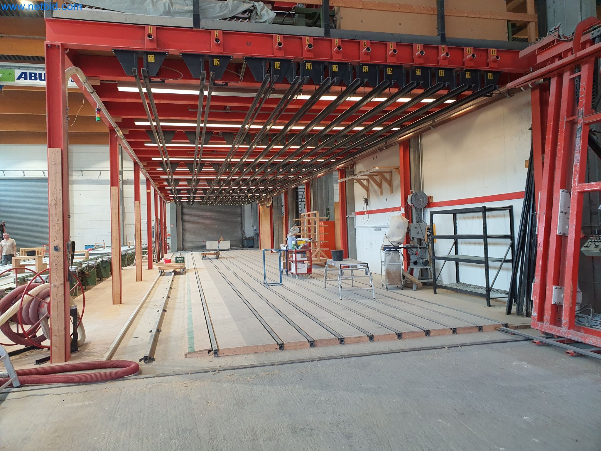 Maszyny do obróbki drewna i metalu oraz magazyn producenta domów prefabrykowanych-3